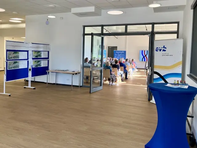 Foyer mit Teilen des Infomarkts mit Blick in den Saal  | Foto: evb