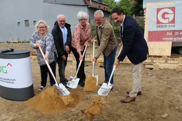 Beim Baustelenfest griffen Angelika Tomuscht-Bruhn (v. li.), Peter Langenbeck, Emily Weede, Jan Groth von Groth Bau und Daniel Robionek synchron zum Spaten und beförderten den bereitgestellten Sand unter den Augen von rund 40 Besuchern in die Grube mit einer Zeitkapsel | Foto: pöp