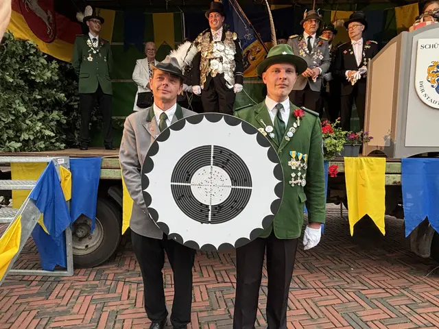 Lukas Manthe (Mitte hinten) freut sich nach einem historischen Schuss Schützenkönig in Buxtehude geworden zu sein | Foto: pau