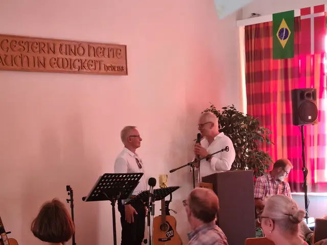 Gemeinschaftsinspektor Gerhard Stolz (re.) dankte dem scheidenden Gemeinschaftspastor Bernd Wahlmann für dessen langjähriges Engagement | Foto: LKG Brackel
