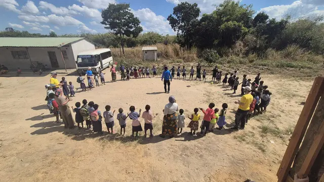 Gemeinsame Spiele und Begegnungen mit den Kindern gehörten ebenso zum Einsatz wie der Bau des neuen Spielplatzes | Foto: Viebrockhaus AG