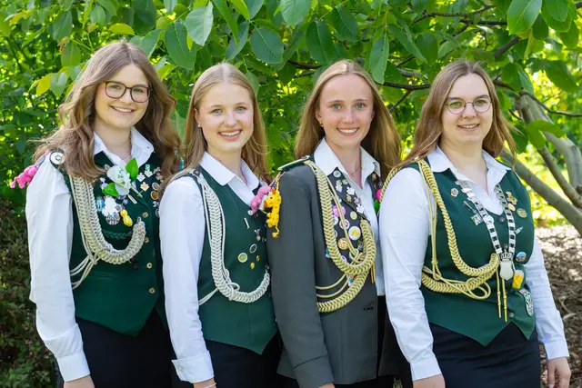Lea-Marie von Holten (v. li.), Anna Faby, Wenke Oellrich, JS-Königin Celina Kuck | Foto: Petra Baumgarten