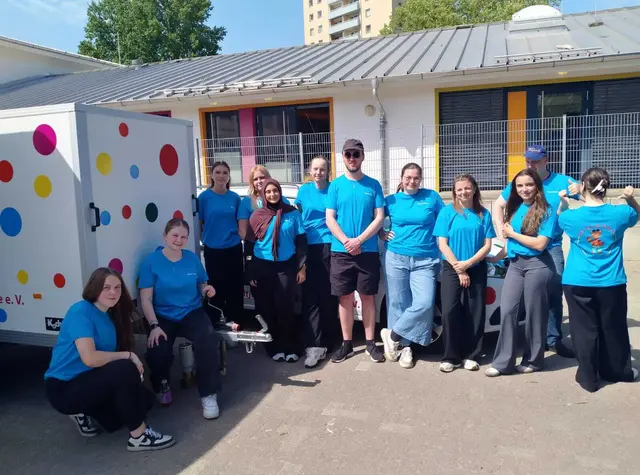 Spielmobil-Team in blauen Shirts: Die Schülerinnen und Schüler der Jobelmann-Schule richteten das Kinderfest aus | Foto: Stadtjugendring Buxtehude e.V.