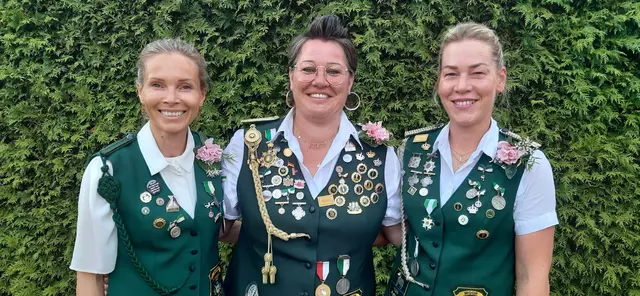Das Team der Damenkönigin: Ronja Seckerdieck (v. li.), Dörte Nitsche und Miriam Westpfahl. Nicht auf dem Foto ist Janina Freudenberg | Foto: Olaf Schmerling