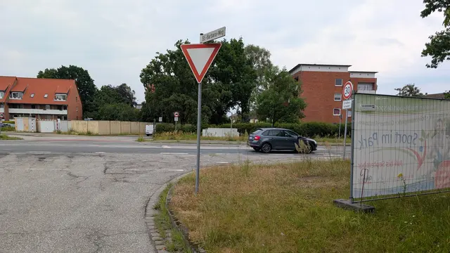 Aus dem St.-Barbara-Weg kommend ärgern sich viele Autofahrer über die Platzierung des Tempo-30-Schildes | Foto: Jan Filter