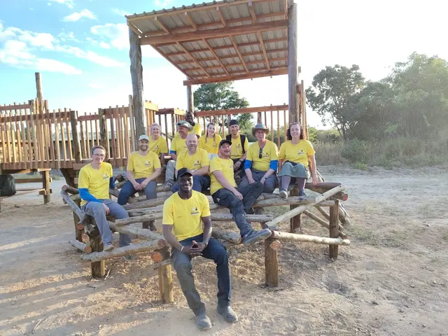Das Team von Viebrockhaus, Dachdeckerei Kühn, KühnSolar und Hands at Work vor dem fertiggestellten Spielplatz im Care Point Maposa | Foto: Viebrockhaus AG