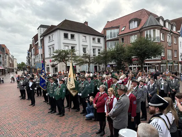 Die Schützen versammelten sich auf dem Rathausplatz in Buxtehude