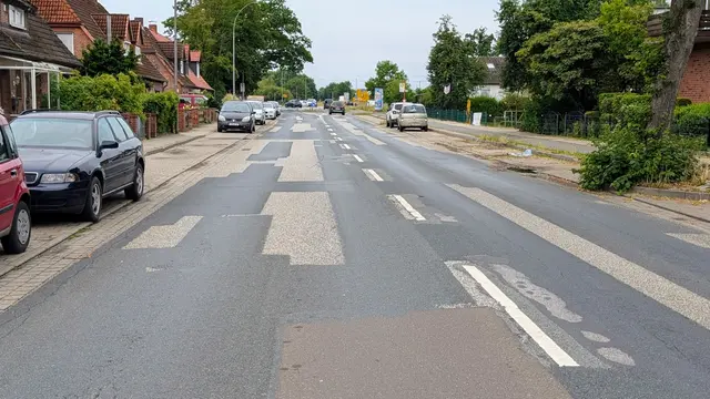 Wegen Straßenschäden: Auf der Hamburger Straße in Winsen hat das Land eine Tempo-30-Zone eingerichtet | Foto: Jan Filter