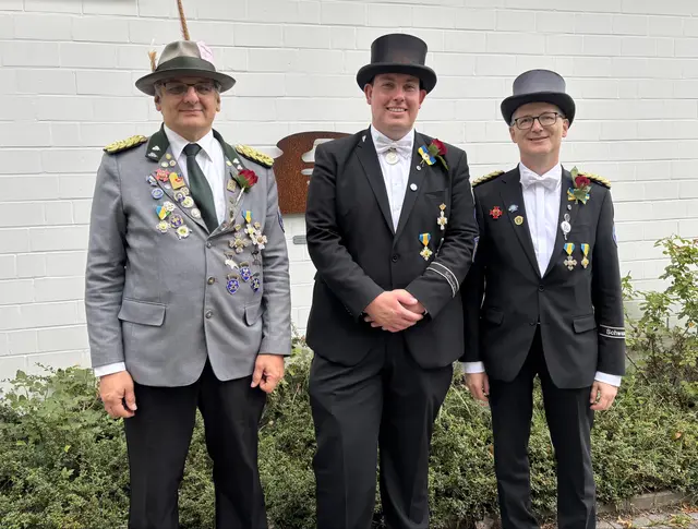 Nils Lohmann (v.li.), 2. Vorsitzender der Schützengilde Buxtehude und Jugendwart, Lukas Manthe, Schützenkönig Buxtehude, Reinhard Meier, 1. Vorsitzender der Schützengilde Buxtehude | Foto: sts
