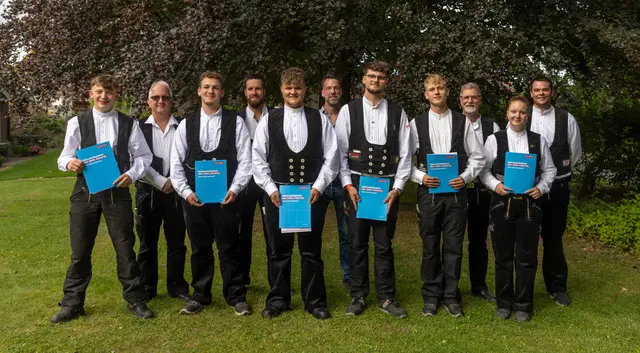 Benedikt Berteit (vorne, v. li.), Hannes Köpke, Nojus Kjell Nielsen, Jonas Kaisen, Janus Jung und Neeltje Bischel erhielten ihre Gesellenbriefe. Es fehlten Iven Smailus und Dustin Joe Winkler. Vom Prüfungsausschuss gratulierten (hi., v. li.) Obermeister und Ausschussvorsitzender Sven Heinrich, Pascal Soetebier (Gesellenbeisitzer), Sebastian Pidun (Berufsschullehrer), Dirk Zitko (stellv. Vorsitzener des Prüfungsausschusses) und Christopher Dittes (Gesellenbeisitzer) | Foto: ks