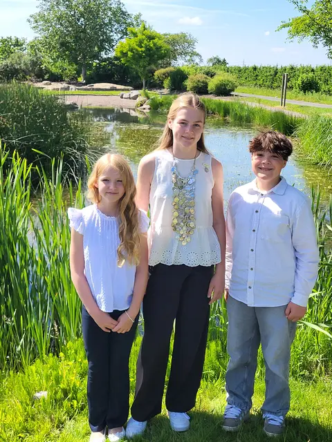  Anna Albers (v. li.), Kinderkönigin Hanna Quast, Jakob Lent
 | Foto: Bianca Quast