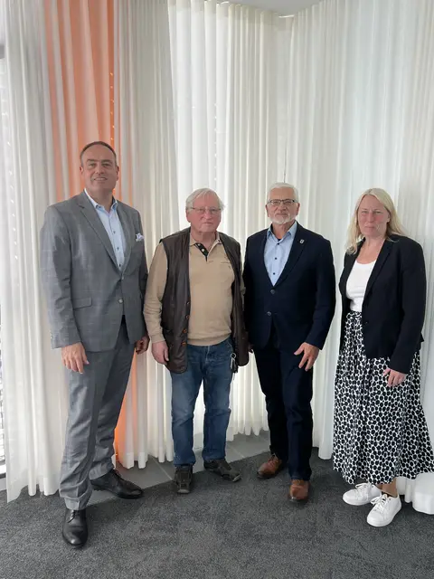 Auf gute Zusammenarbeit (v. li.): Ulrich Stock (Vorstandssprecher Volksbank), Hans Wille, Roger Grewe (beide Kreisseniorenbeirat) und Birte Hedder (Volksbank) | Foto: Kreisseniorenbeirat