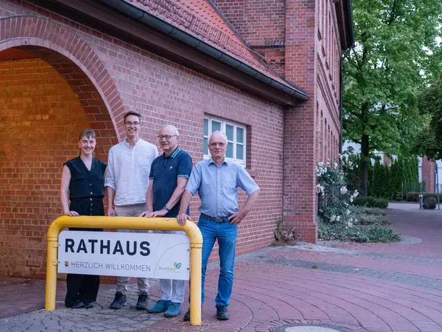Große Freude über die Entscheidung in Buchholz: Melanie Nerlich (v. li.), Nikita Bolz, beide GPP (Green Planet Projekt), Gerd Baum und Heino Krüger, beide BSKW (Bürger-Solarkraftwerke Rosengarten eG) | Foto: GPE