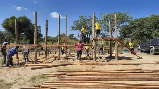 Mitarbeitende von Viebrockhaus, Dachdeckerei Kühn und KühnSolar errichten gemeinsam mit dem Team von Hands at Work den neuen Spielplatz am Care Point Maposa in Sambia | Foto: Viebrockhaus AG