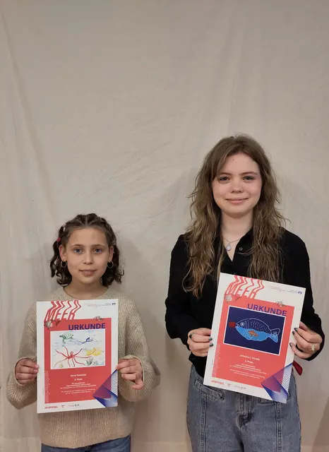 Anna Sawatzki (9 Jahre, li.) und Johanna Porath (17) mit ihren preisgekrönten Bildern | Foto: privat