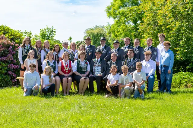 Die noch amtierenden Würdenträger, hinten: v.l.n.r.: Lea-Marie von Holten, Wenke Oellrich, Anna Faby, Kristina Hauschildt-Kuck, Birgitt Bergmann, Andrea Schuback, Patricia Dose, Jürgen Stechmann, Günter
Bergmann, Heinrich Garrn, Fynn-Friedrich Schwenkenberg, Nico Streckwaldt, Jannes Dehmel, Gustav Grawe, Niels Cordes
Vorne: v.l.n.r.: Hanna Quast, Celina Kuck, Katja Brill, Manuela Riepen, Dierk König, Jan Dehmel, Kai Stechmann, Ole Cordes
Ganz vorne: v.l.n.r.: Jakob Lent, Anna Albers, Marie Junge, Ben Junge, Jonte Meyer
Es fehlt: Spielmannszugskönig: Lukas Boedecker | Foto:  Petra Baumgarten