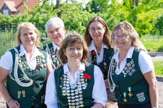 Andrea Schuback (v. li.), Birgitt Bergmann, Königin: Manuela Riepen, Kristina HauschildtKuck, Patricia Dose | Foto: Petra Baumgarten