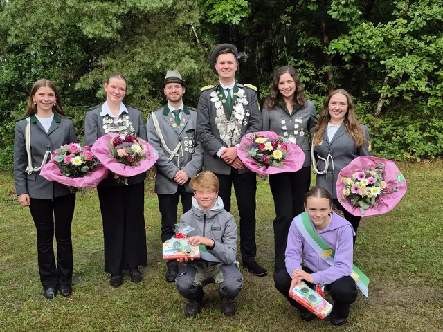 Die neuen Majestäten: (hi., v. li.) Ingrid Hellberg (Adjutantin Jungschützen), Hannah Hellberg (Jungschützenkönigin),
Björn Block (Adjutant), das Königspaar Hauke Sauer und Damenkönigin Gina Rodehorst und Xenia Adrian (Adjutantin Damenkönigin) sowie (vorne) die Kinderkönige Hinnerk Hankemeyer und Lisa Geissbühler | Foto: Astrid Sitarz