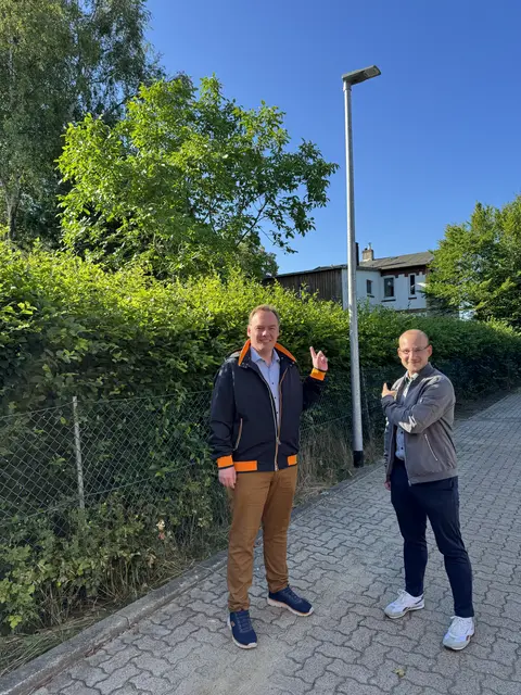 Von links: André Wiese und Henry Falkenberg vor einer der beiden neuinstallierten Lampen an der Breslauer Straße | Foto: Jan Filter