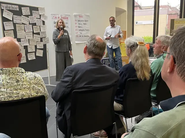 Stadtbaurätin Manuela Springhorn  informiert die Besucherinnen und Besucher am Infoabend, was auf der Bahnhofstraße geplant ist | Foto: Hansestadt Buxtehude
