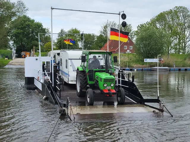 Auch Traktoren und Wohnwagengespanne passen auf die Fähre | Foto: Fährverein
