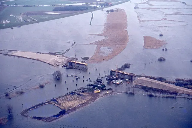 Sturmflut 1976: In Stöckte steht die Baustelle der neuen Seebrücke über die Ilmenau unter Wasser | Foto: Archiv Peter Homann