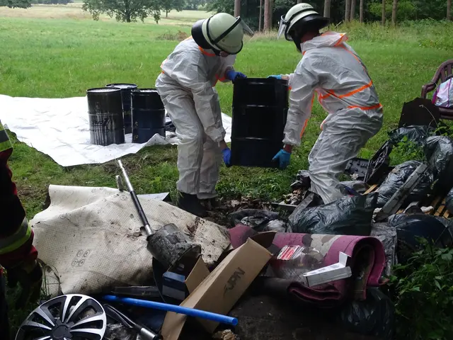 Feuerwehr birgt Öl-Fässer aus illegaler Müllentsorgung bei Drumbergen | Foto: FF SG Hanstedt