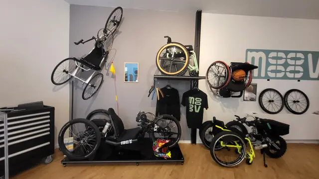 Sonderanfertigungen von Rollstühlen - oben links ein Rennrad, unten links ein Mountainbike