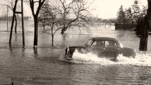 Sturmflut 1962: Die überschwemmten Straßen waren für etwas höher liegende Fahrzeuge theoretisch noch benutzbar | Foto: Archiv Peter Homann