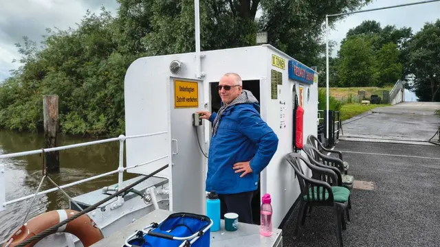 Fährmann Robert Brandt steuert die Fähre ans andere Ufer | Foto: sb