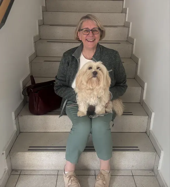 Monika Frohberg-Engelke, Personalbuchhalterin der Hochschule 21 mit ihrem Hund dem Havaneser "Mayo" | Foto: sts