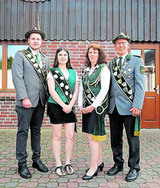 Das aktuelle Königshaus (v. li.): Jungschützenkönig Jan Heinsohn, Jungschützenkönigin Jule Gätke, Königin Ulrike 
Schmidt und König Heiko von der Fecht | Foto: Schützenverein