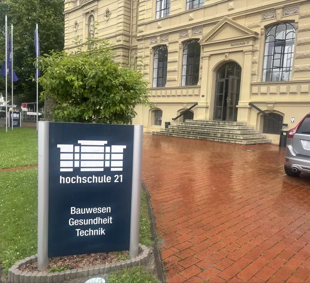 Die Hochschule 21 setzt auf den Austausch mit Unternehmen, um Innovationen in der Region voranzubringen | Foto: sts