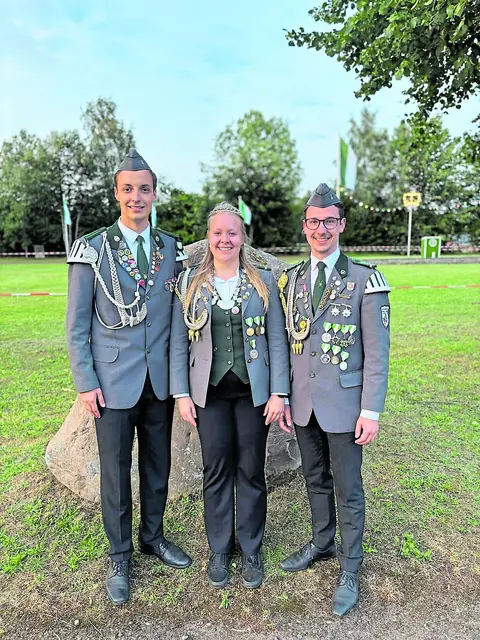 Lea Höhling mit ihren Adjutanten Torge Matthies (li.) und Henrik Sindt | Foto: SV Trelde