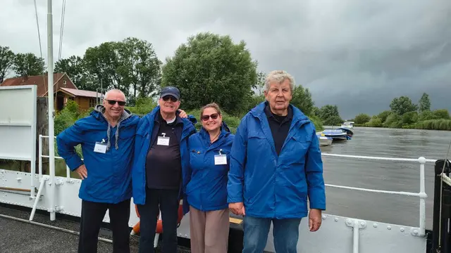 Auf der Prahmfähre (v. li.): Robert Brandt, Burkhard Ziemens, Begoña Atela und Horst Schimkatis | Foto: sb