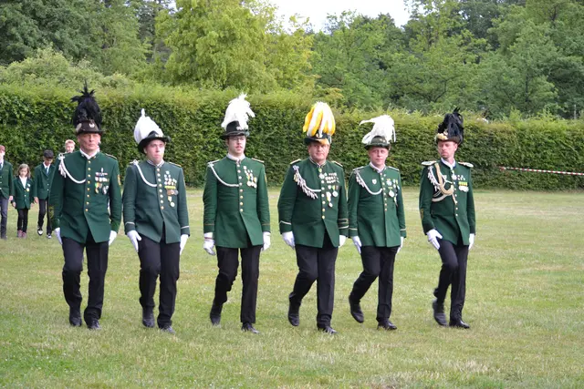 Die Parade in Tostedt zur Proklamation des neuen Schützenkönigs | Foto: bim