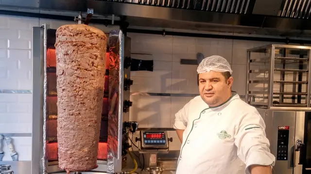 Bei Köz Kebap kommt nur ausgesuchtes, schieres Fleisch in hausgemachter Marinade auf den Spieß | Foto: Köz Kebap