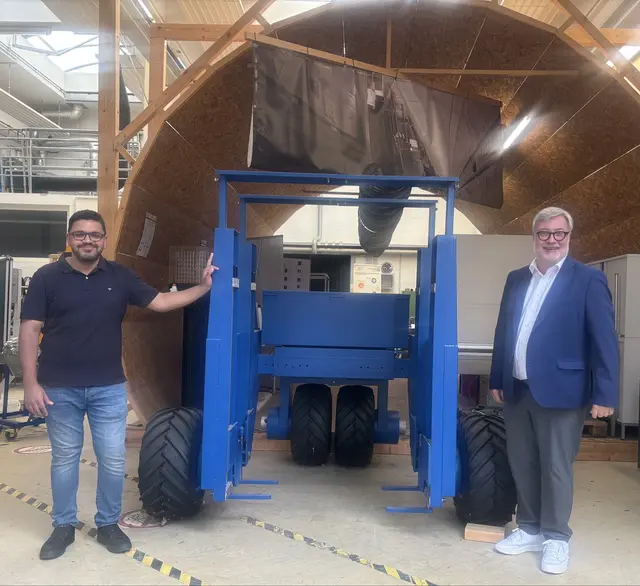 Mohamed Abdelhafez (v.li.) Doktorand und Wissenschaftlicher Mitarbeiter für den Fachbereich Technik und Prof. Dr.-Ing. Thorsten Hermes, Vizepräsident und Fachbereichsleitung Technik an der Hochschule 21 in Buxtehude | Foto: sts