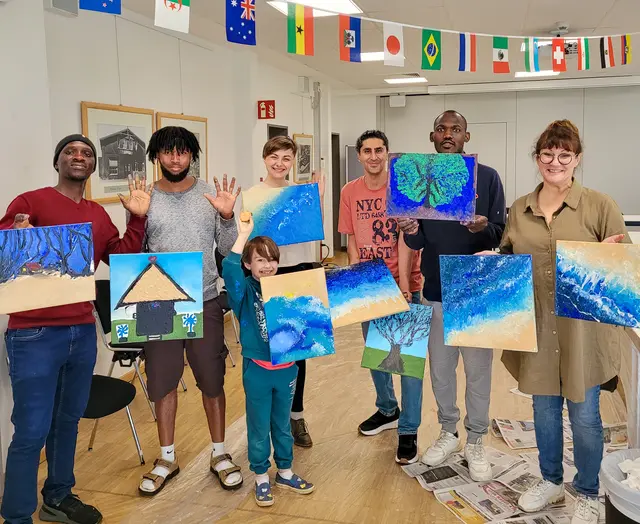 Geflüchtete machen Kunst mit Künstlerin Monir Abassi | Foto: Gemeinde Seevetal