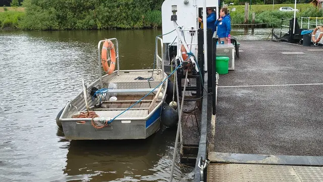 Mit diesem Ruderboot geht es zur vertäuten Fähre und wieder zurück | Foto: sb