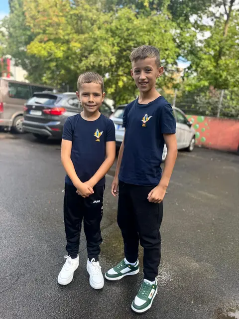 Leon (li.) und Luca schießen seit Jahren erfolgreich im Tostedter Schützenverein | Foto: Bianca Krause