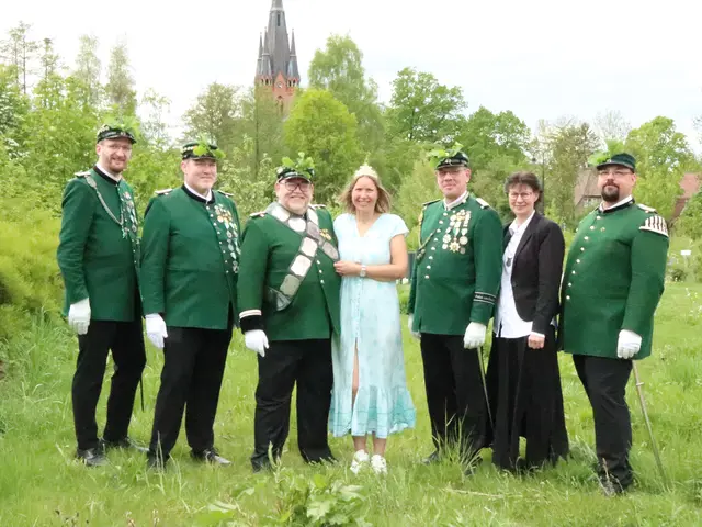 Das Königspaar Ralf Ende und Viola Ende-Bredemeier (Mitte) mit ihren Begleitern Sven und Marc Baden (v. li.), Ralf und Kerstin Kaiser und Dominik Schnabel | Foto: Bianca Krause