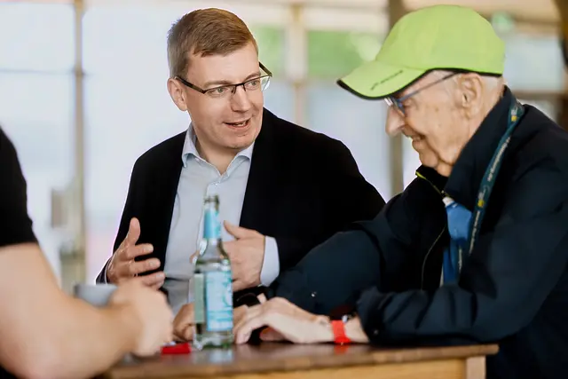 CDU-Bürgermeisterkandidat Dirk Hirsch im Gespräch mit den Bürgern, hier mit Arno Reglitzky (FDP) | Foto: Markus Schwarze