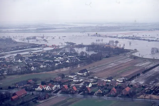 Sturmflut 1976: In der Mitte gut erkennbar das "Große Brack" mit Gärtnerei Goes und Behr im Hintergrund, im Vordergrund die Hoopter Straße, Blick Richtung Stöckter Deich | Foto: Archiv Peter Homann