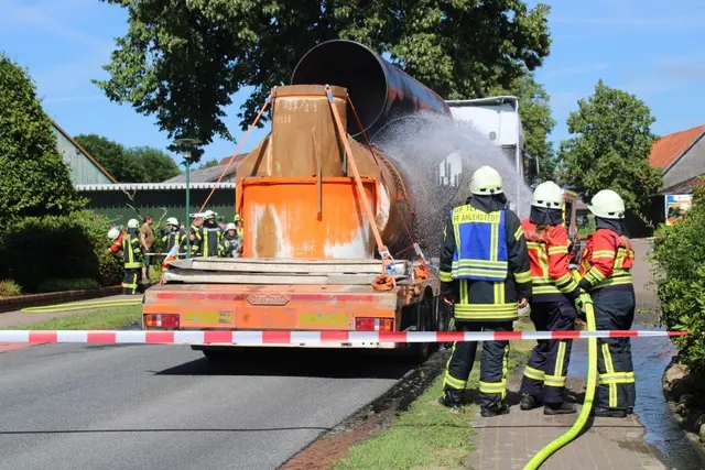 Löscharbeiten  | Foto: Jürgen Bockelmann / FF Harsefeld