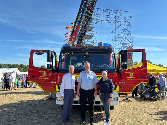 Informierten sich vor Ort bei Kreisjugend-Feuerwehrwart Eike Rohte: Landrat Rainer Rempe und Landtagsabgeordnete und Tostedter Samtgemeinde-Bürgermeisterkandidatin Nadja Weippert (Grüne) | Foto: KJF LK Harburg