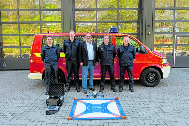 Bei der Drohnenübergabe ( v. li.): Nick Wojaczek, Fabian Börke, Carsten Keller (Volksbank Lüneburger Heide), Kai Wojaczek und Marco Loch  | Foto: Volksbank Lüneburger Heide eG