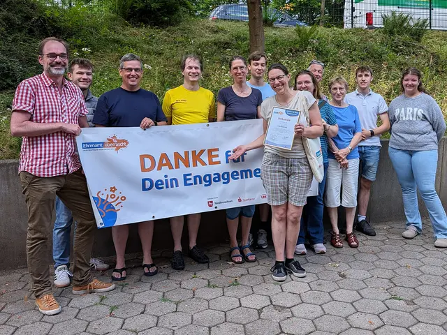 Freut sich mit ihrer DLRG-Ortsgruppe über die Ehrung durch KSB-Vorstandsmitglied Patrick Wirtz (li.): Svenja Hillbrecht (vorn) | Foto: Tanja Grünberg