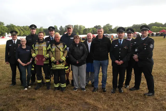 Geehrte, Offizielle und Besucher beim Kreisjugendfeuerwehr-Zeltlager | Foto: KJF LK Harburg