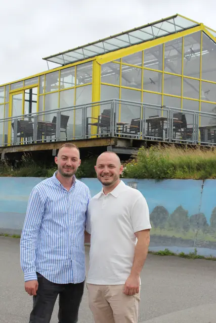 Bajran (li.) und Ergys Palushi sind die neuen Pächter des Elbblick am Stadersand | Foto: sb